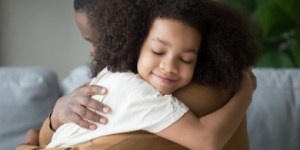 Cadeaux de Noël : cinq façons d&rsquo;exercer ses enfants à la gratitude