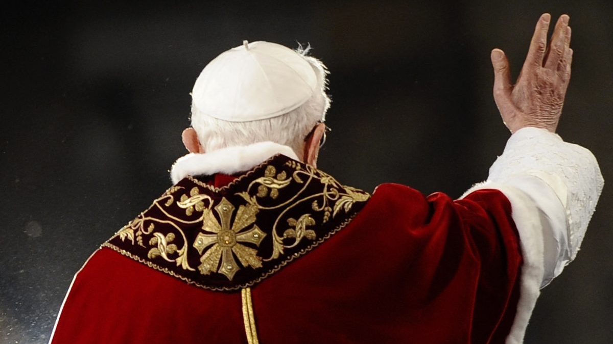 Pope-Benedict-XVI-holds-the-Cross-during-the-Via-Crucis-AFP