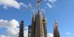 Un lion et un taureau illuminés au sommet de la Sagrada Família
