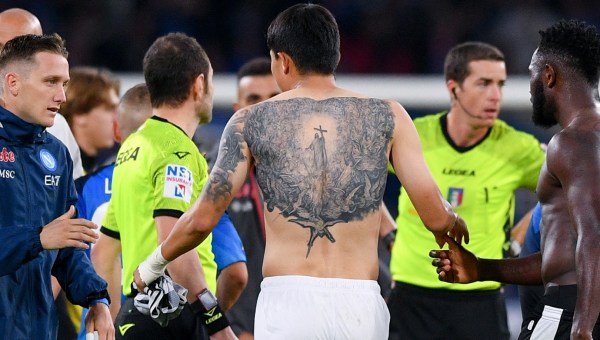 Piłkarz Korei Południowej Kim Min Jae pokazał tatuaż z triumfującym Jezusem