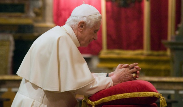 Le pape François annonce que BENOIT XVI est « GRAVEMENT MALADE » Le monde entier prie pour Benoît XVI Papiez-benedykt-xvi-ulubiona-modlitwa-piotr-kanizjusz-EN_01042957_7797