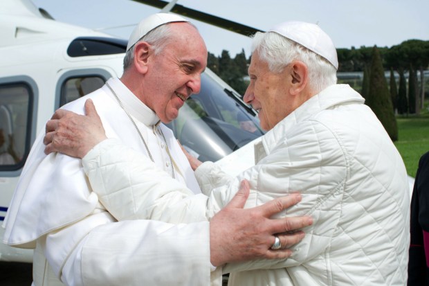 François et Benoît XVI, photos historiques des « deux papes »