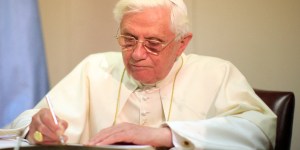 Benoît XVI, le pape qui voulait remettre l’économie et la politique à leur place