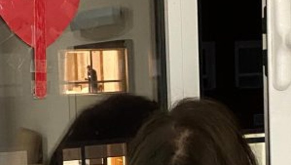 Enfermos miran desde la ventana del Centro Casaverde Villa de Catal (Alicante, España)