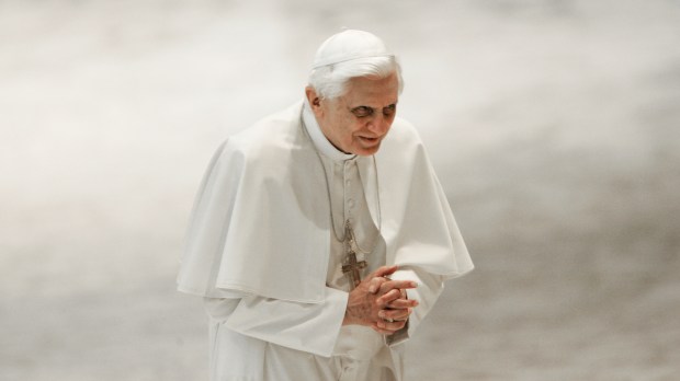 Pope-Benedict-XVI Walking Paul VI Hall