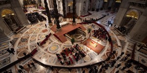 [EN DIRECT] 160.000 personnes se sont déjà recueillies devant le corps de Benoît XVI