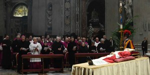 [EN DIRECT] Benoît XVI sera enterré sur le lieu de l’ancienne tombe de Jean-Paul II