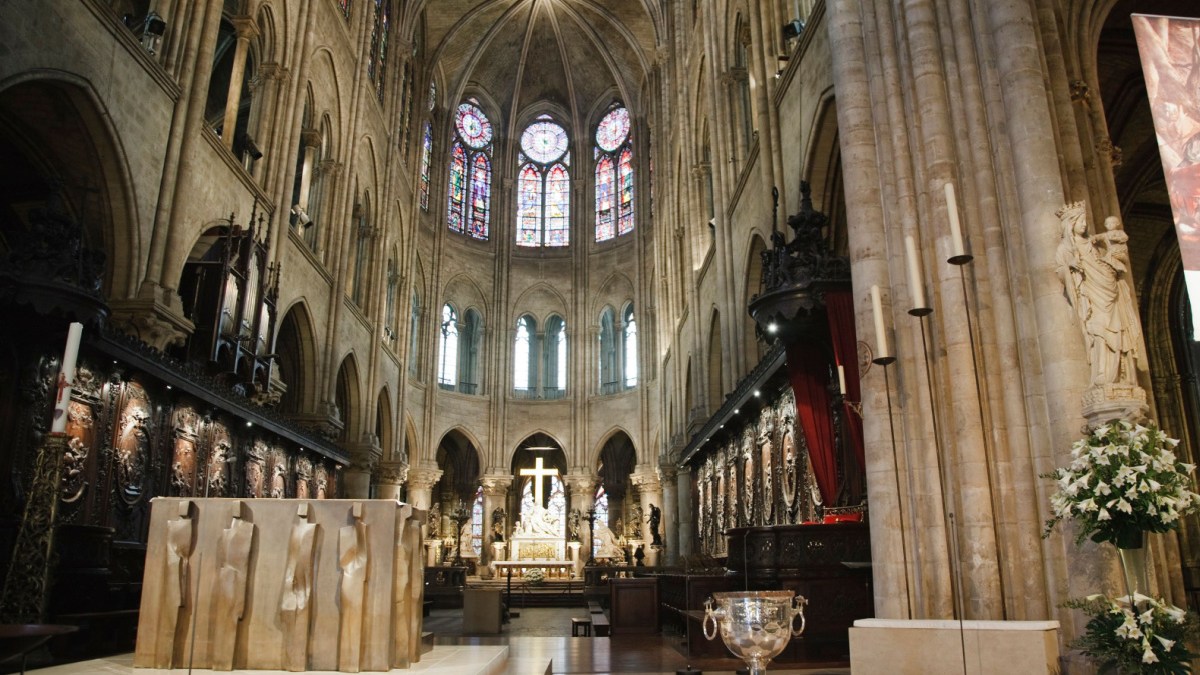 notre-de-paris-inside.jpg