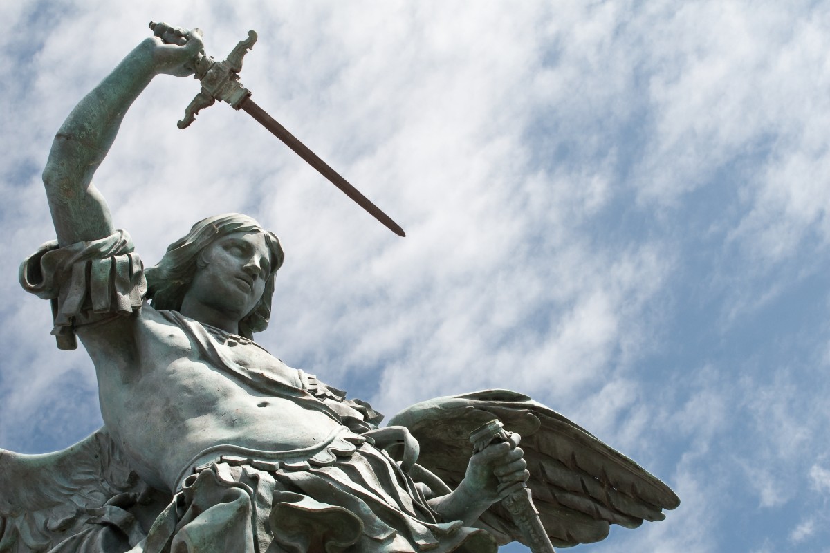 Un cambrioleur dans une église se blesse avec l’épée de saint Michel Archange ! Saint-michael-archangel-sky
