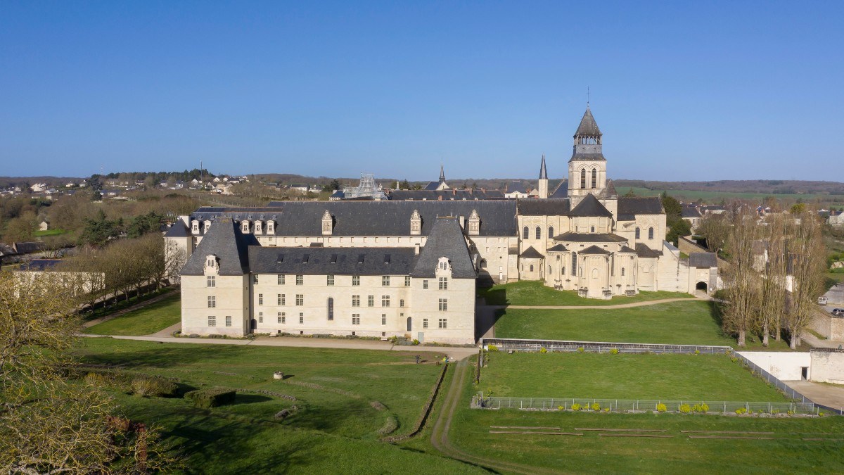 ABBAYE-FONTEVRAUD.jpg
