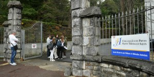 Vague d’émotion après le meurtre en pleine classe d’une enseignante