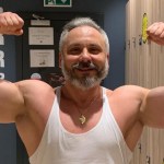 Artur, le prêtre qui muscle ses bras mais surtout les âmes !