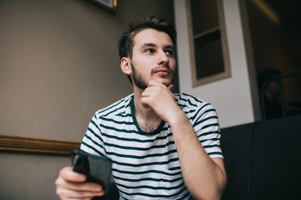 Młody mężczyzna obmyśla postanowienia na Wielki Post