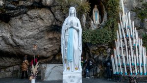 Notre-Dame de Lourdes statue