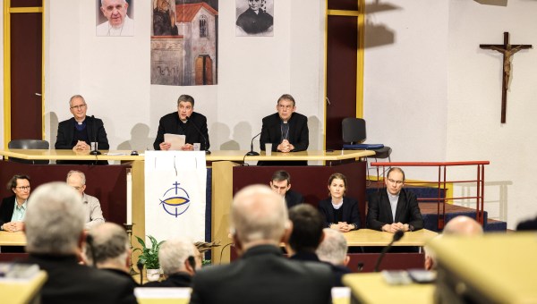 CEF, LOURDES, ASSEMBLEE PENIERE, EVEQUES