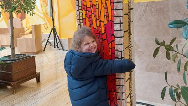 Garota de 3 anos abraça o sacrário