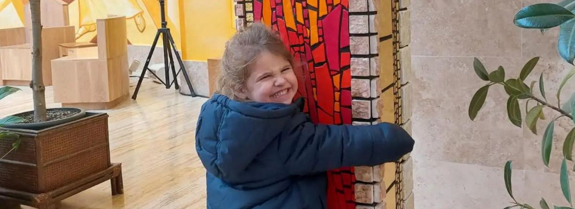 Garota de 3 anos abraça o sacrário