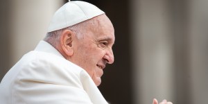 Hospitalisé, le pape François a passé « une bonne nuit »