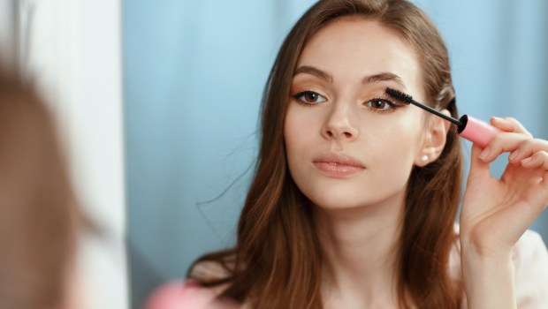WOMAN-MAKE-UP-shutterstock_728878942.jpg