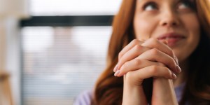 Faut-il prier en silence ou à haute voix ?