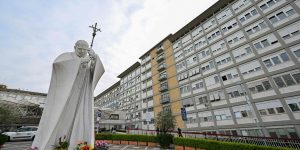 Toujours hospitalisé, le pape François ne récitera pas l&#8217;Angélus ce dimanche