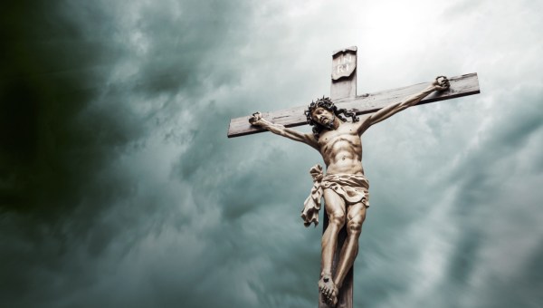 Jezus Chrystus na krzyżu na tle zachmurzonego nieba