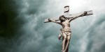 Jezus Chrystus na krzyżu na tle zachmurzonego nieba