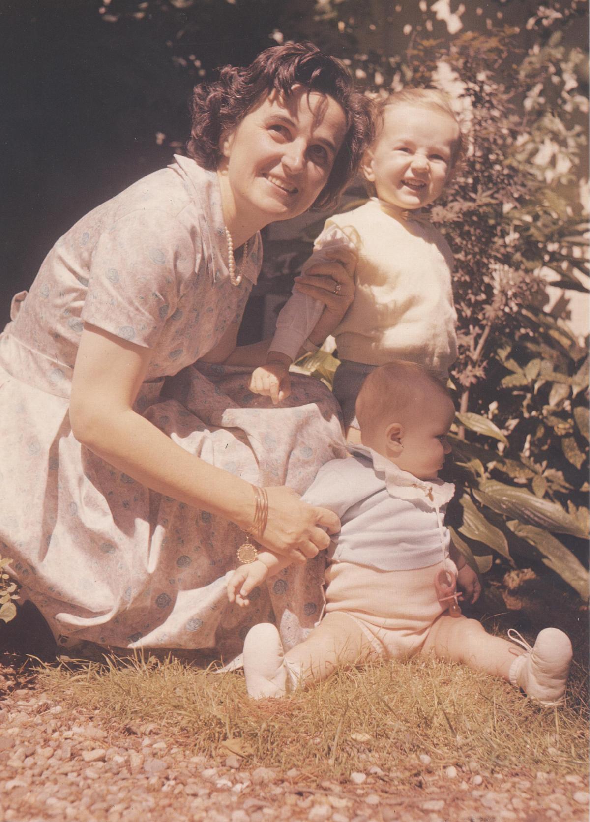 ariolina_nel_giardino_a_Ponte_Nuovo_1958_copia