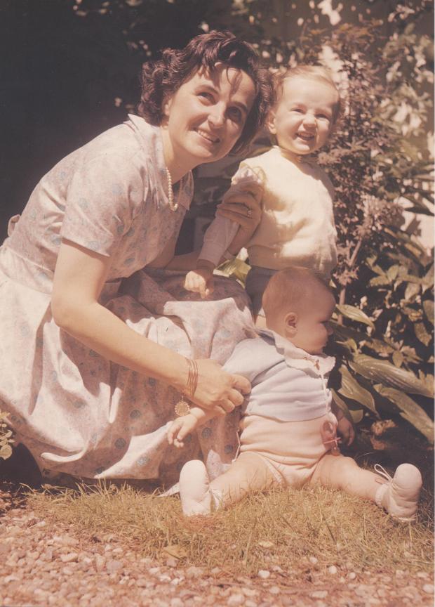 ariolina_nel_giardino_a_Ponte_Nuovo_1958_copia