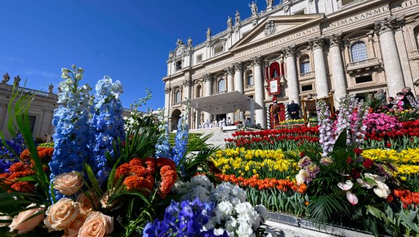 EASTER VATICAN FLOWER AFP