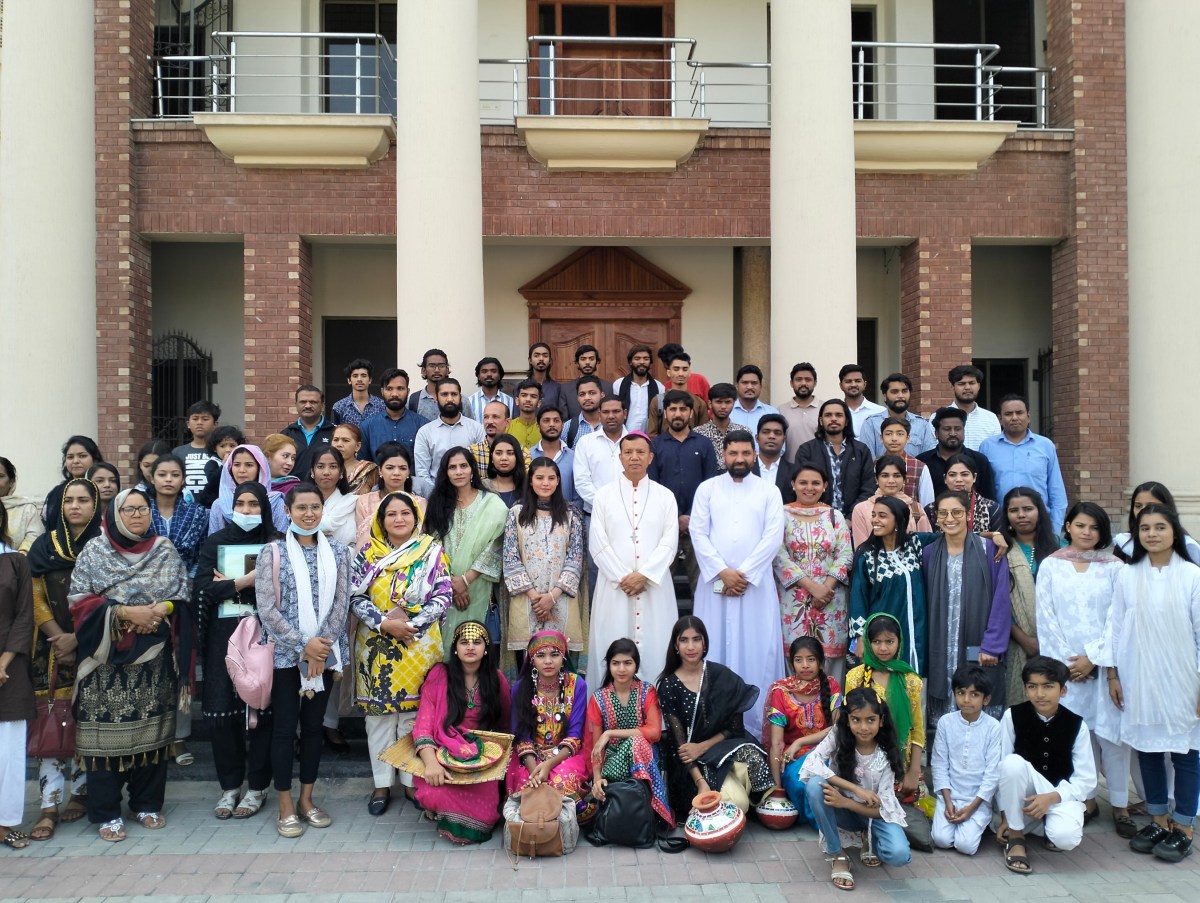 PAKISTAN-GROUPE-AED.jpg