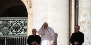 La prière des moines, « force invisible qui soutient la mission », rappelle le Pape