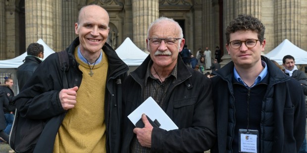 Descendants du père Ladislas Radigue, ils assistent en famille à sa