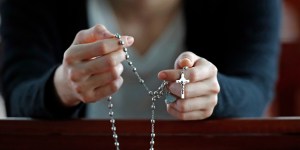 La magnifique étymologie du mot « rosaire »