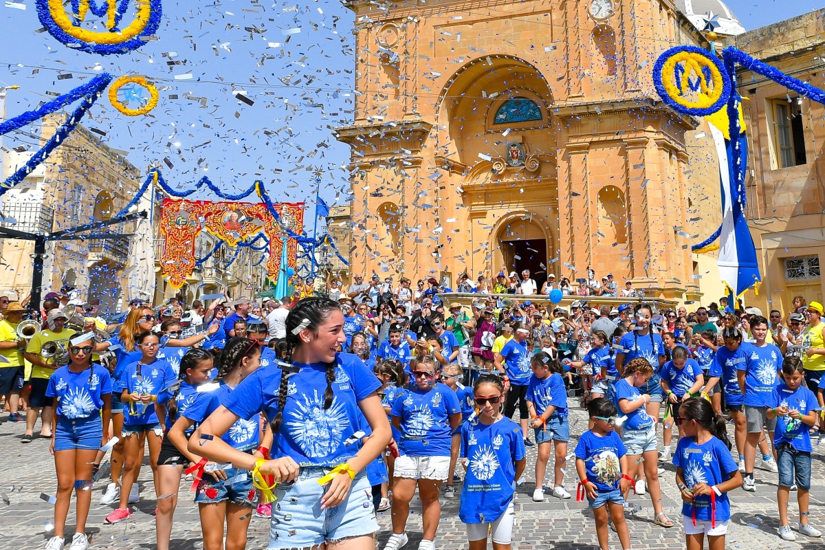 La fête du village, avec tous ses rituels anciens et ses célébrations colorées, est plus qu'une simple célébration traditionnelle. C'est l'occasion de partager des histoires et des luttes, de célébrer la vie dans toute sa complexité désordonnée et magnifique.