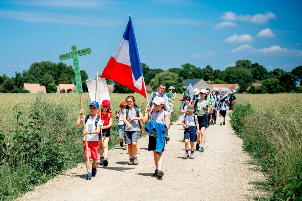 DRAPEAU-pelerinage-Chartres2.jpg