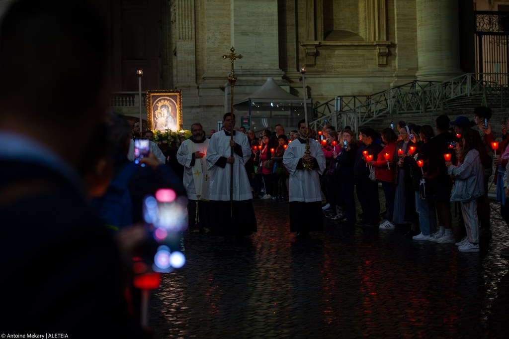 Marian Month - Mater Ecclesiae - Procession aux flambeau in St. Peter's Square - May 20-2023