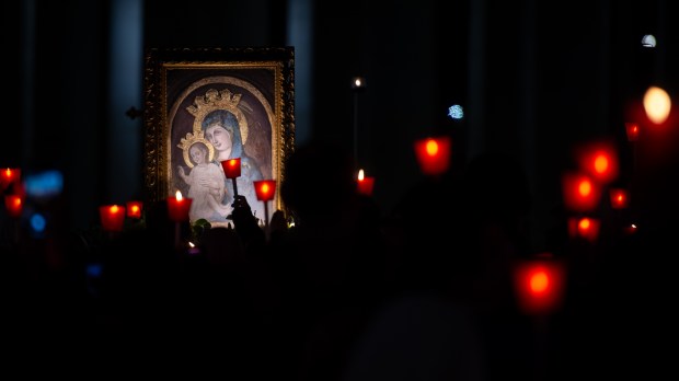 Marian Month - Mater Ecclesiae - Procession aux flambeau in St. Peter's Square - May 20-2023