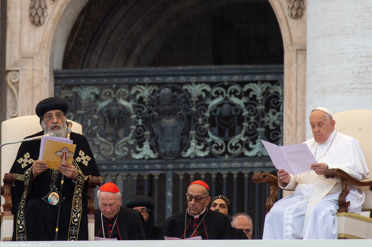 Pope-Francis-and-Leader-of-the-Coptic-Orthodox-Church-of-Alexandria-Pope-Tawadros-II-