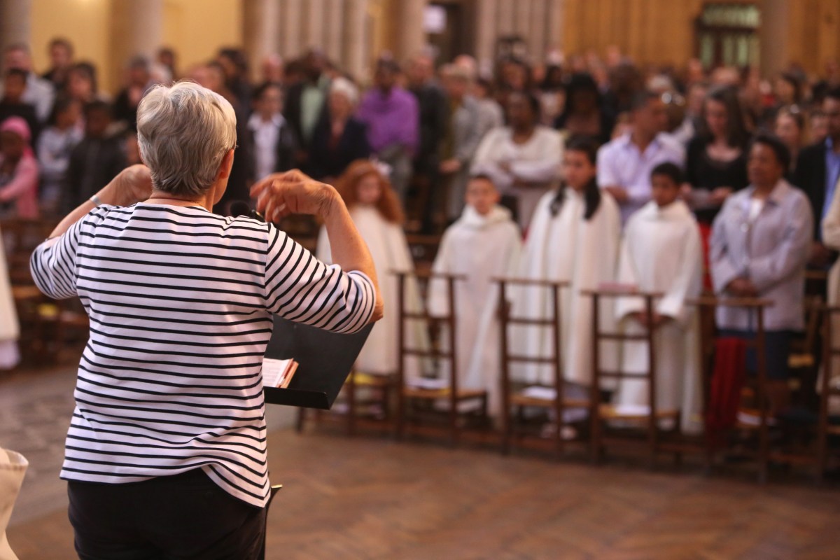 Eglise catholique romaine Cantique Christianisme Chant chant Français Religion Personnage Eglise Liturgie catholique Messe Catholicisme Chrétien Spiritualité Laïc Paroisse Intérieur Europe Catholique