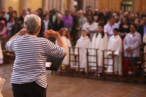 Eglise catholique romaine Cantique Christianisme Chant chant Français Religion Personnage Eglise Liturgie catholique Messe Catholicisme Chrétien Spiritualité Laïc Paroisse Intérieur Europe Catholique