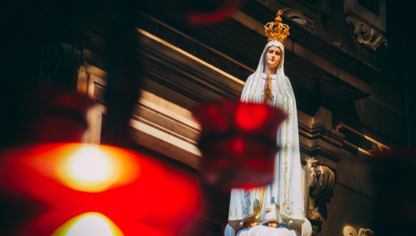 Figura Matki Bożej Fatimskiej we wnętrzu kościoła