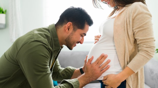 Homem conversa com bebê no ventre da esposa