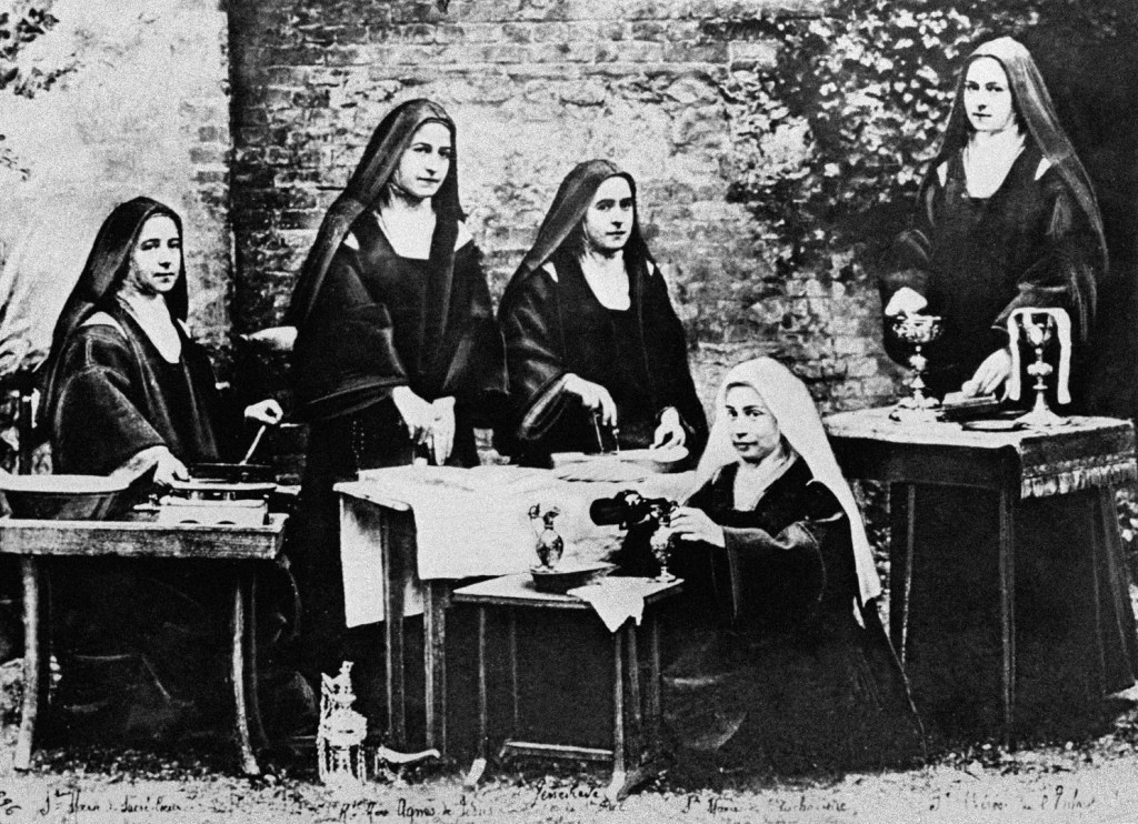 Święta Teresa od Dzieciątka Jezus (z prawej) z innymi karmelitankami z klasztoru w Lisieux