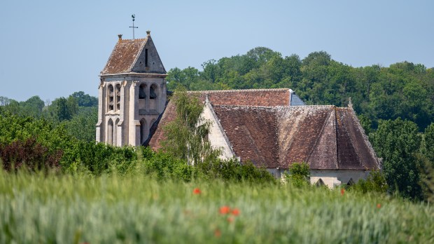 EGLISE-PAROISSIALE-SAINT-DENIS-OISE-shutterstock_2314249725.jpg