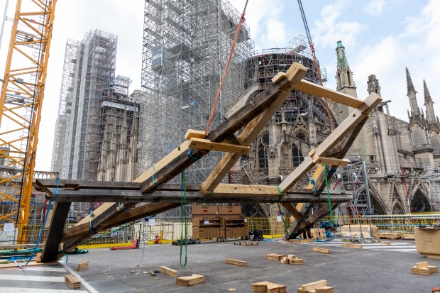 Montage des fermes de Notre-Dame de Paris