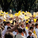 350.000 drapeaux pour accueillir le Pape dans la joie