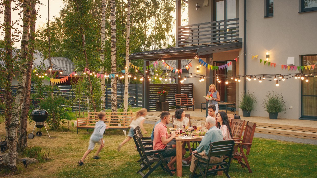 FAMILY-MEAL-DINNER-GARDEN.jpg