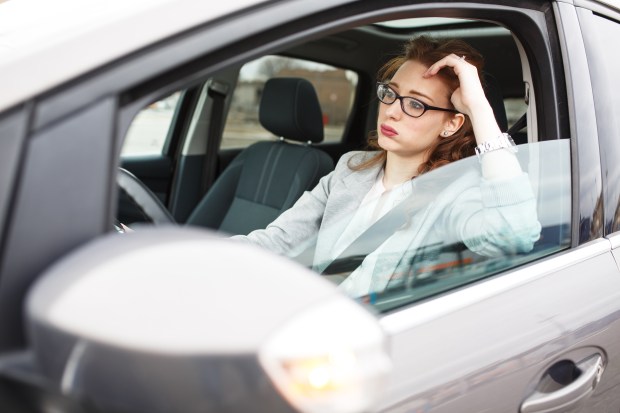 FEMME-EMBOUTEILLAGES-VOITURE