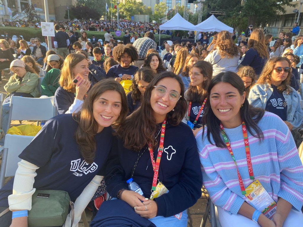 Anna, Caroline, Ulrica, trois étudiantes venues entendre le pape François sur le campus de l'université catholique JMJ 2023 Lisbonne